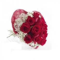 Hermoso, delicado y pasional ramo, 12 rosas rojas, en forma de corazón. Ideal para regalar en momentos especiales.